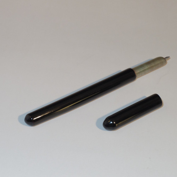 限量版蘆葦圓珠筆雪茄型黑色毛筆手繪產品。筆尖由銀製成。 第5張的照片