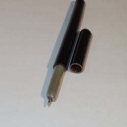 限量版蘆葦圓珠筆雪茄型黑色毛筆手繪產品。筆尖由銀製成。 第6張的照片