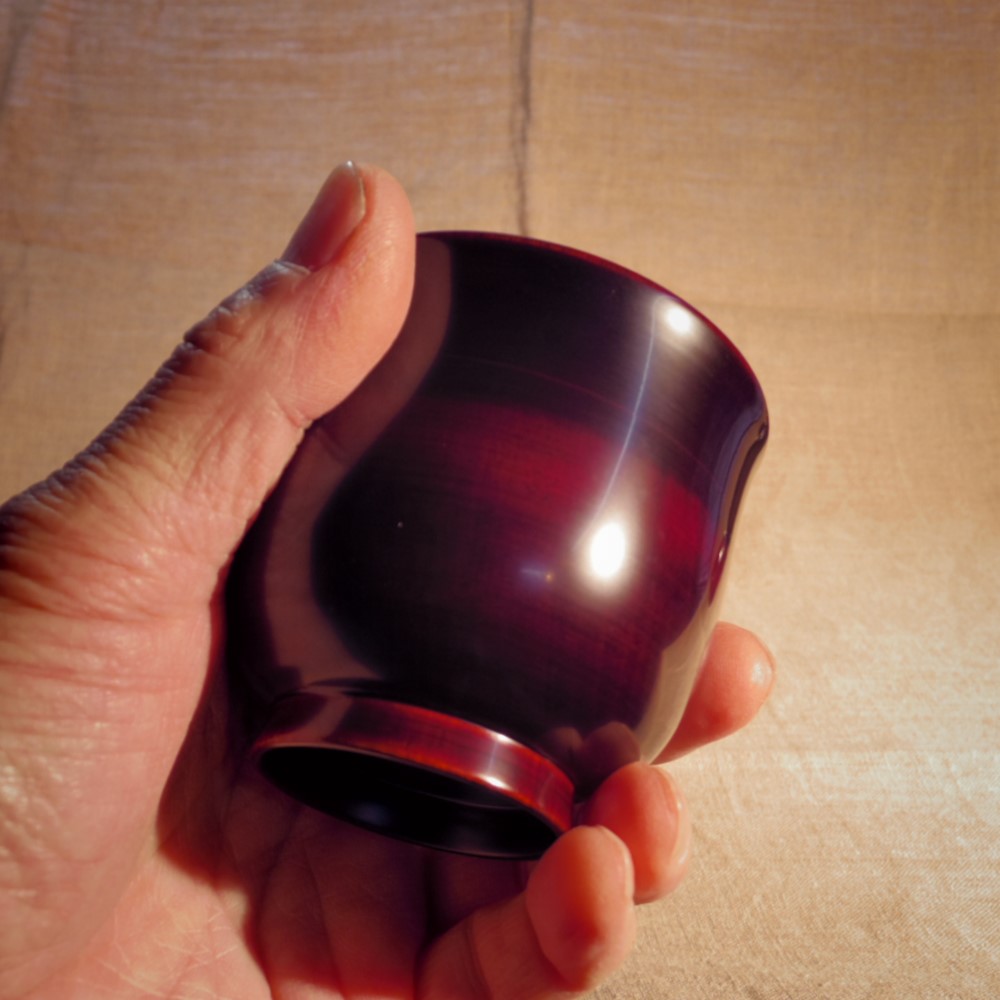 天然漆塗木製カップ溜花塗り刷毛手塗　湯飲みに蕎麦猪口などは、そばの味が焼き物の蕎麦猪口との違いに驚きます。