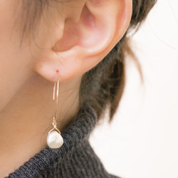 14kgf/無核不規則珍珠&花瓣曲線鈎耳環 第5張的照片