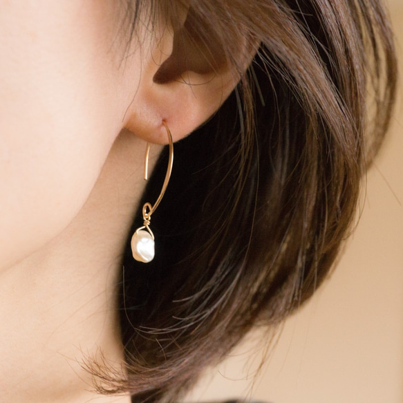 14kgf/無核不規則珍珠&花瓣曲線鈎耳環 第1張的照片