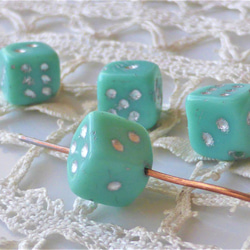 サイコロ　不透明メラルドグリーン　チェコビーズCzech Glass Beads4個 4枚目の画像