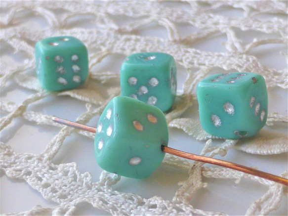 サイコロ　不透明メラルドグリーン　チェコビーズCzech Glass Beads4個 4枚目の画像