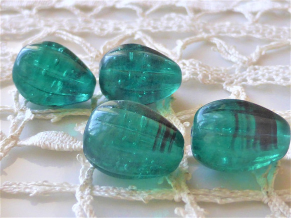 4 顆 Marble Czech Beads 捷克玻璃珠，用於 Viridian 第1張的照片