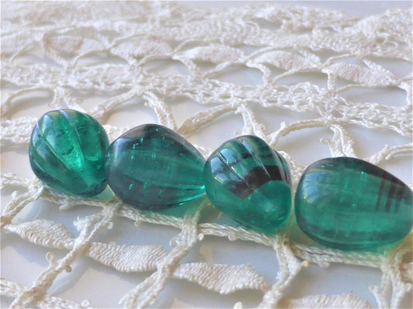 4 顆 Marble Czech Beads 捷克玻璃珠，用於 Viridian 第2張的照片