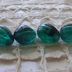 4 顆 Marble Czech Beads 捷克玻璃珠，用於 Viridian 第3張的照片