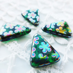 チェコビーズCzech Glass Beads　三角緑花2個 3枚目の画像