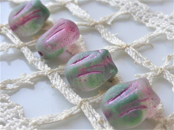 ミニチューリップ　すりガラスモスグリーンピンク　チェコビーズCzech Glass Beads４個 2枚目の画像