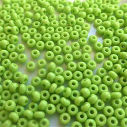 チェコシードビーズCzech Glass Beads黄緑２mm 1枚目の画像