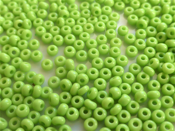 チェコシードビーズCzech Glass Beads黄緑２mm 2枚目の画像