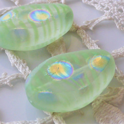 テーブルカット　淡緑縞ドット　チェコビーズCzech Glass Beads2個 2枚目の画像