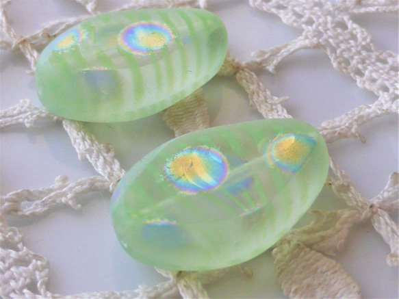 テーブルカット　淡緑縞ドット　チェコビーズCzech Glass Beads2個 2枚目の画像