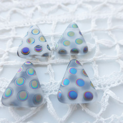 チェコビーズCzech Glass Beads三角グレーすりガラスドット２個 2枚目の画像