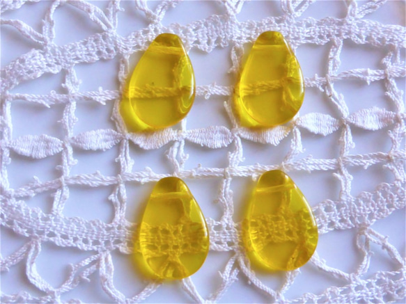 チェコビーズCzcech Glass Beadsしずく透明黄色2個 1枚目の画像