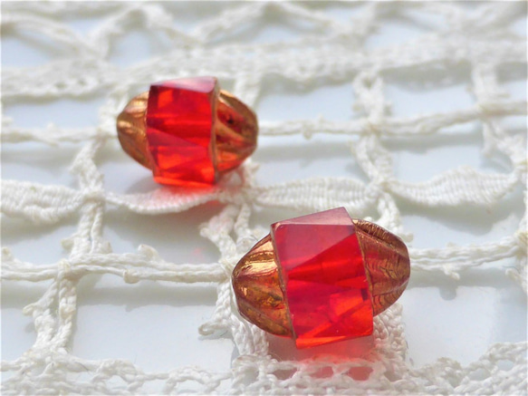 チェコビーズCzech Glass Beads女王赤２個 1枚目の画像