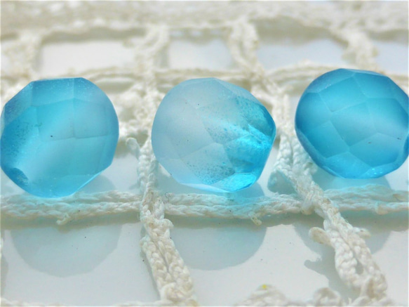 チェコビーズCzech Glass Beadsすりガラス白ブルー８個 2枚目の画像
