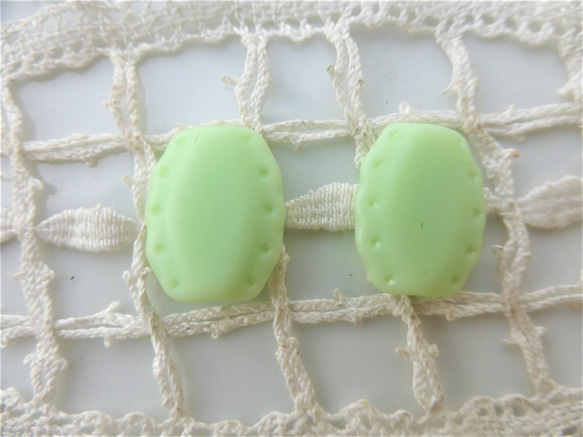チェコビーズCzech Glass Beads パイ黄緑２個 3枚目の画像