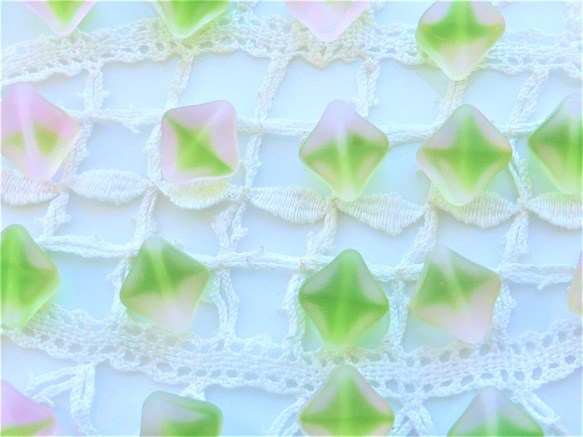 捷克珠子捷克玻璃珠直徑對角孔淺粉色綠色4片 第2張的照片