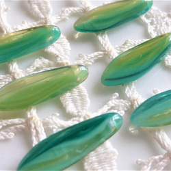 チェコビーズCzech Glass Beadsダガー絵の具緑８個 1枚目の画像