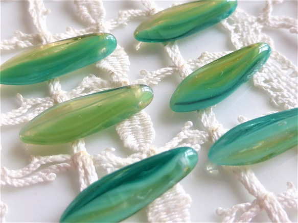 チェコビーズCzech Glass Beadsダガー絵の具緑８個 1枚目の画像