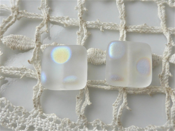 チェコビーズCzech Glass Beads　スクエアすりガラスドット白２個 1枚目の画像