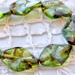 チェコビーズCzech Glass Beads 大ひねりカット緑アンティーク３個 1枚目の画像