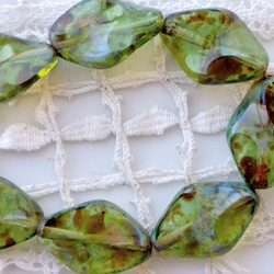 チェコビーズCzech Glass Beads 大ひねりカット緑アンティーク３個 2枚目の画像