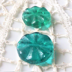 緑花　チェコビーズ　Czech Glass Beads ２個 2枚目の画像