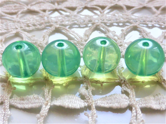 ぽわんとエメラルド　チェコビーズ　Czech Glass Beads 6個 1枚目の画像