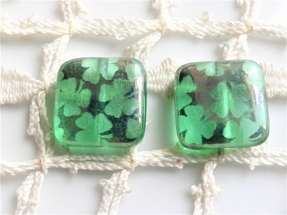 クローバー　緑　スクエア　チェコビーズCzech Glass Beads2個 1枚目の画像