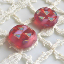 落ち着いた赤に白　三角模様　チェコビーズCzech Glass Beads2個 2枚目の画像