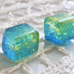 大きなキューブ　歪み　水色黄緑　チェコビーズCzech Glass Beads２個 2枚目の画像