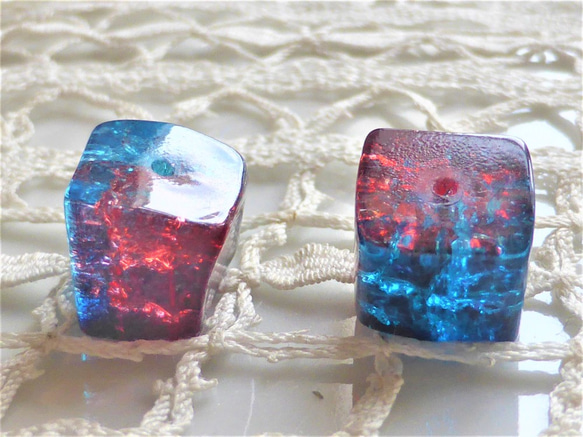 大立方體扭曲藍色紅色捷克珠 2 顆捷克玻璃珠 第2張的照片