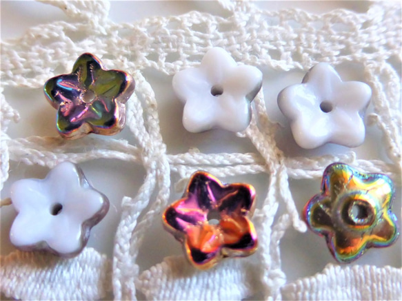 20個　小さな花々　白メタリック　チェコビーズCzech Glass Beads 3枚目の画像