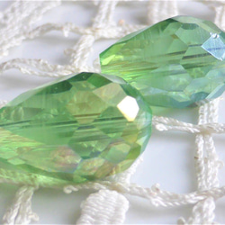 FP大きめ雫　若葉とオーロラ　チェコビーズCzech Glass Beads２個 1枚目の画像
