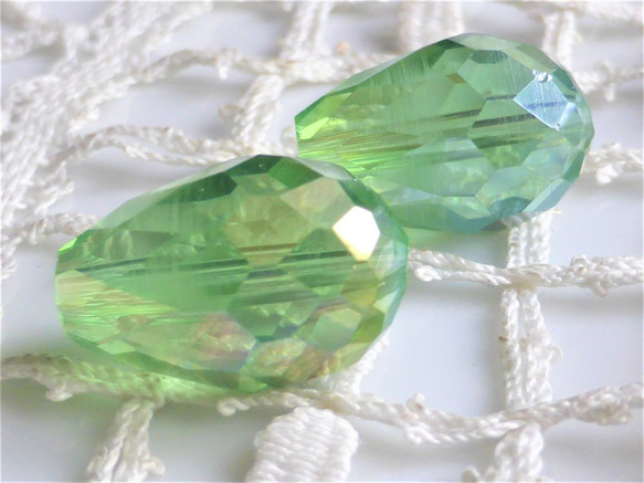 FP大きめ雫　若葉とオーロラ　チェコビーズCzech Glass Beads２個 1枚目の画像