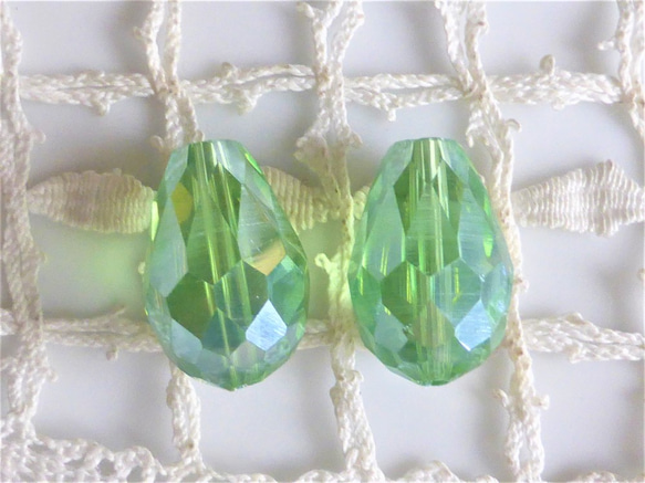 FP大きめ雫　若葉とオーロラ　チェコビーズCzech Glass Beads２個 2枚目の画像