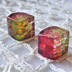 大立方體變形小紅帽2顆捷克玻璃珠 第1張的照片