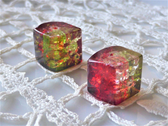 大立方體變形小紅帽2顆捷克玻璃珠 第1張的照片