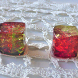 大立方體變形小紅帽2顆捷克玻璃珠 第2張的照片