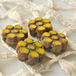 黄色の花　テーブルカット　チェコビーズ　Czech Glass Beads４個 2枚目の画像