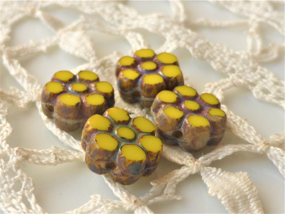 黄色の花　テーブルカット　チェコビーズ　Czech Glass Beads４個 2枚目の画像
