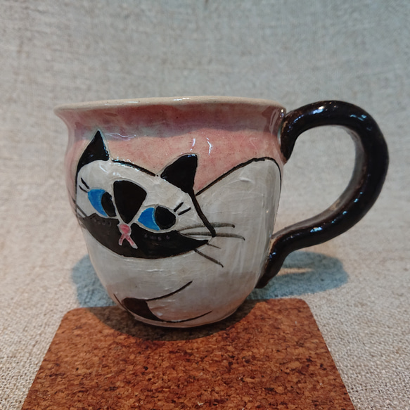 呼ばれて無視するラグドール風猫のマグカップ 1枚目の画像