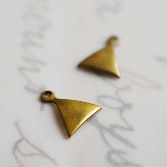 ヴィンテージ シンプルな真鍮の三角チャーム（4コ） 1枚目の画像