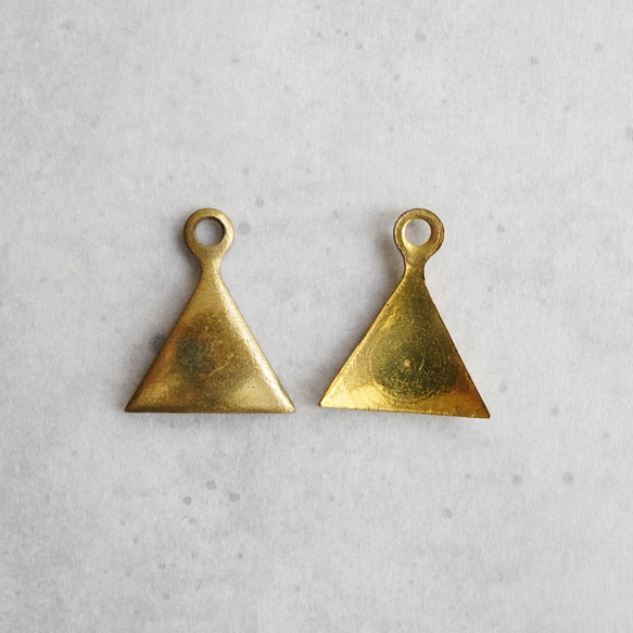 ヴィンテージ シンプルな真鍮の三角チャーム（4コ） 3枚目の画像
