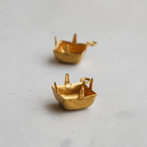 スクエア8ミリ用、真鍮製の石座カン付き（6コ） 金具・チェーン kiko