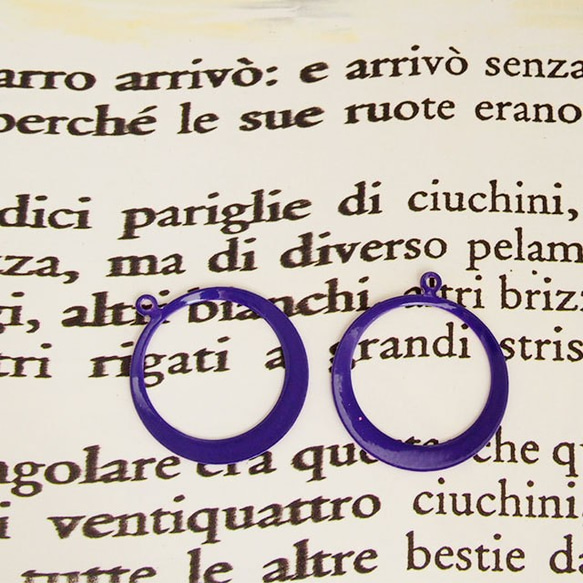 ヴィンテージ パープルのエナメルフープ（2コ） 1枚目の画像