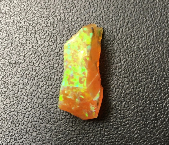 ハイブリッドオパール〈人工オパール〉樹脂含浸タイプ/端材　オレンジ/緑斑  2.6g 2枚目の画像