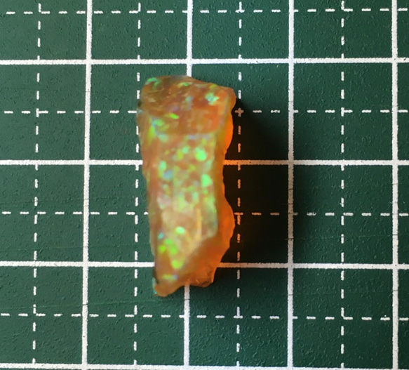 ハイブリッドオパール〈人工オパール〉樹脂含浸タイプ/端材　オレンジ/緑斑  2.6g 4枚目の画像