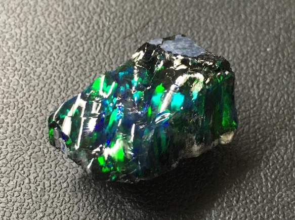 〈合成オパール〉樹脂含浸をしていない原石の端材です。　ブラック/緑斑　3.9ｇ　 1枚目の画像